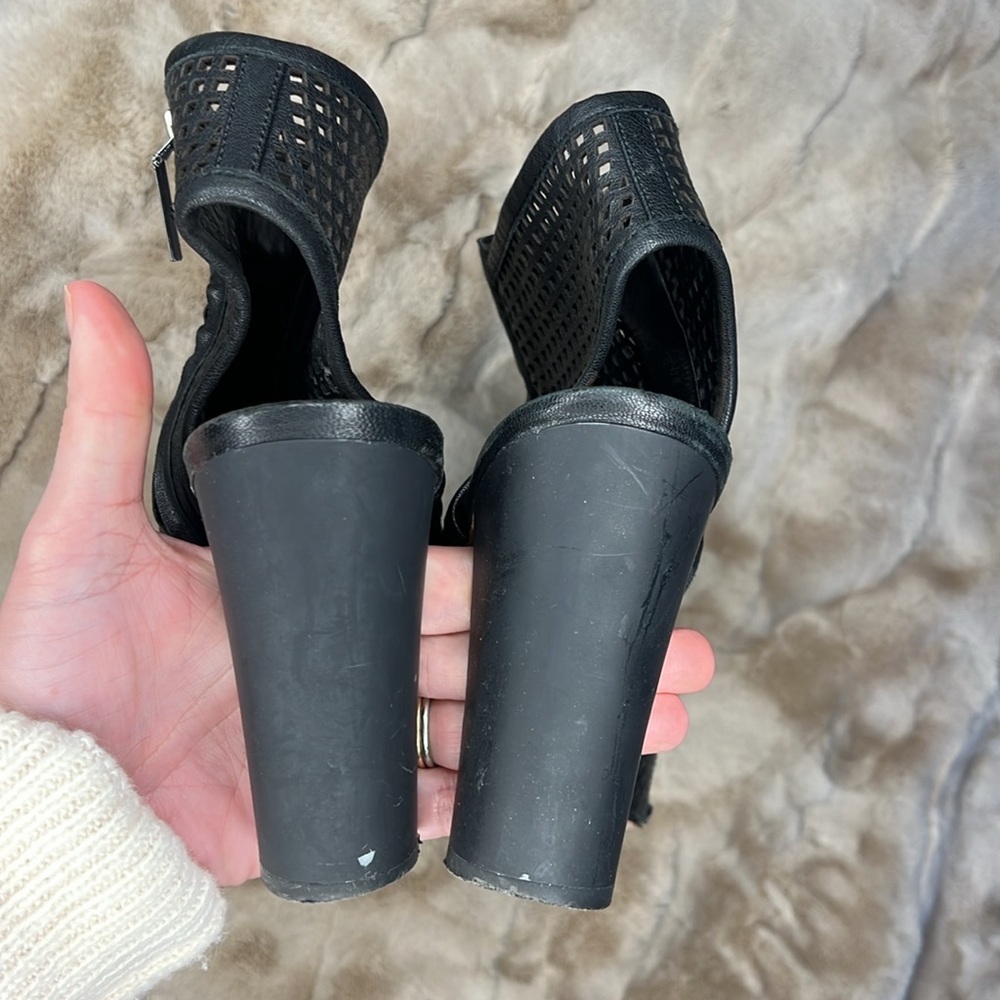 🕶️Dolce Vita Cage Perforated Leather Heel Sandal 10 black snakeskin detail - Picture 4 of 8